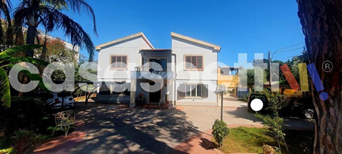 Casa con 10 locali in vendita in Via Gela, Siracusa