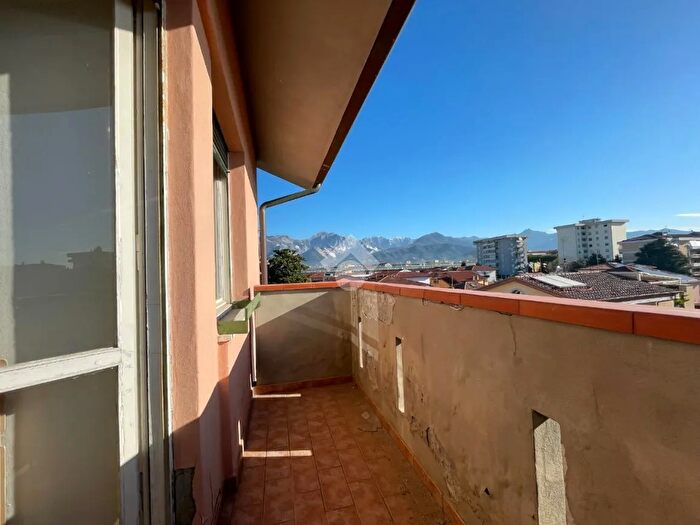 Appartamento quadrilocale in vendita in Via della Bassa, Carrara