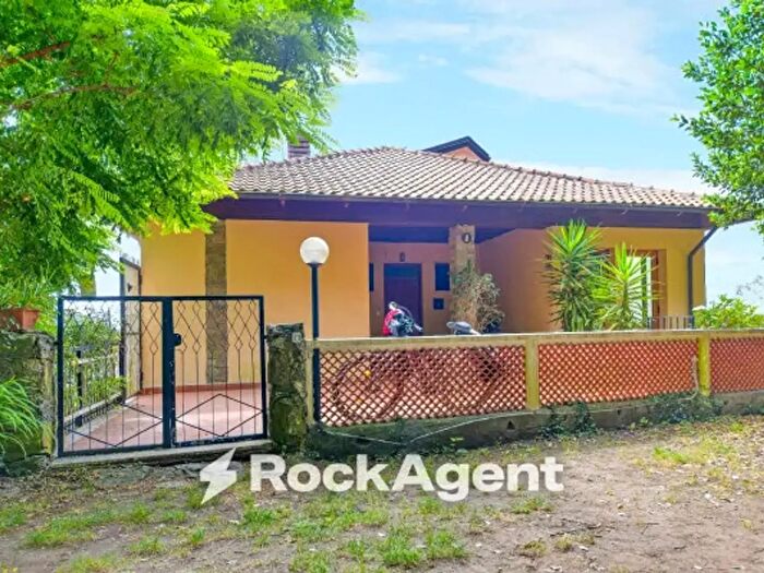 Appartamento trilocale in vendita in Via del Poggio, Varazze