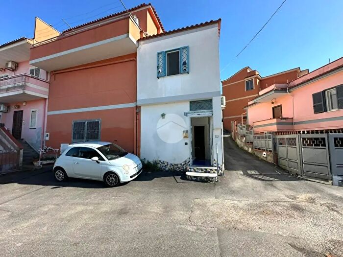 Appartamento trilocale in vendita in Via Simmaco, Bacoli