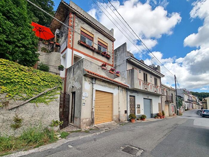 Casa quadrilocale in vendita in Via Safi, Rometta