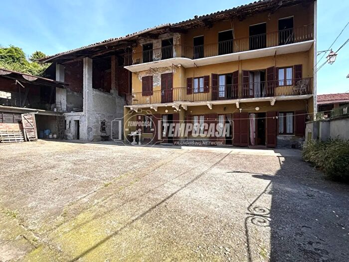 Casa con 7 locali in vendita in Via Carecchio, Caravino