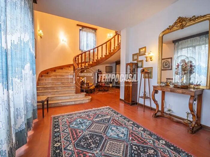 Casa con 6 locali in vendita in Petriolo