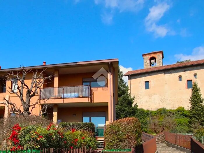 Appartamento quadrilocale in vendita in Via Giuseppe Garibaldi, Barzano