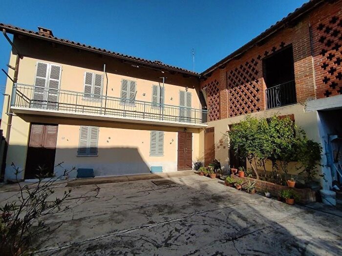 Casa con 7 locali in vendita in Frazione Montemarzo, Asti