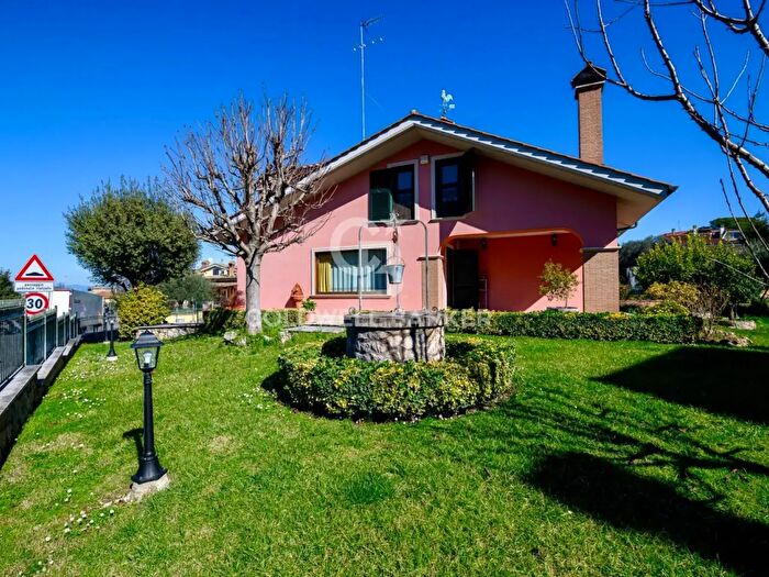 Casa con 8 locali in vendita in Via Bormida, Monterotondo