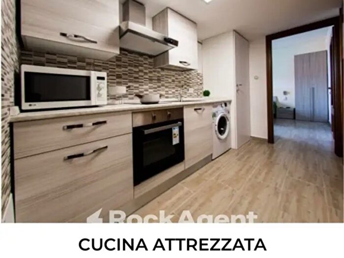 Appartamento trilocale in vendita in Via Lorenteggio, Milano