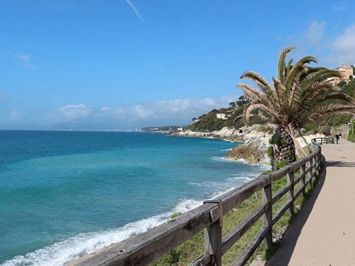 Appartamento trilocale in affitto in Via Coda, Centro, Varazze