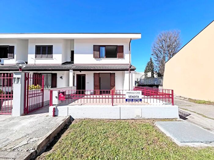 Casa con 6 locali in vendita in Piazza Aldo Moro, Pinerolo