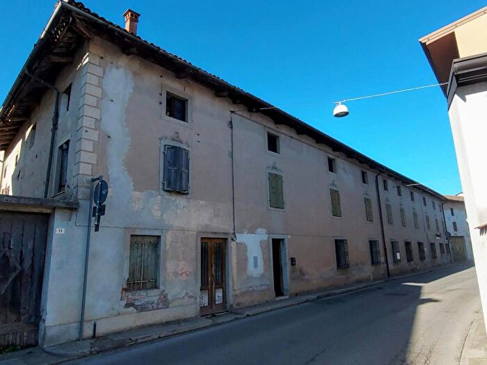 Casa con 6 locali in vendita in Via Indipendenza, Flaibano