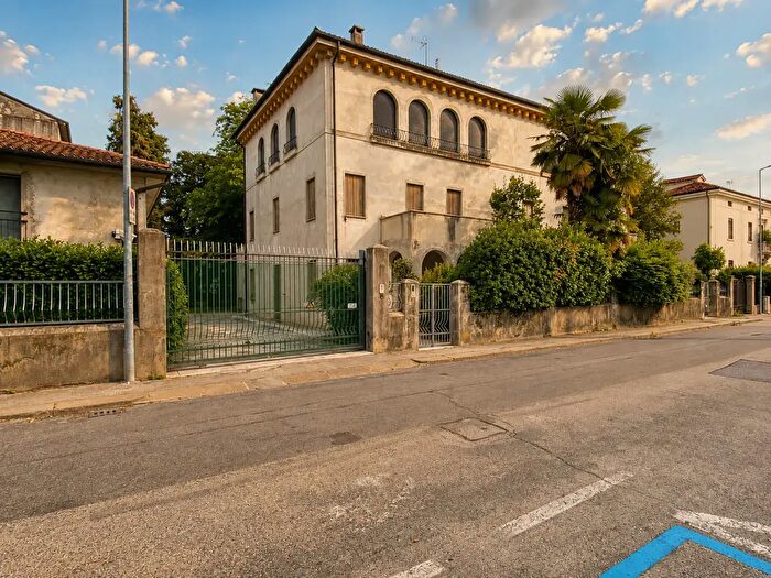 Casa con 5 locali in vendita in Viale Legione Antonini, Vicenza