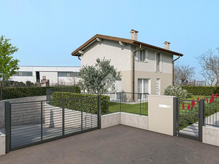 Casa con 5 locali in vendita in Str La Rizza, Verona