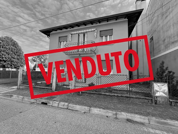 Casa con 8 locali in vendita in Via Aquileia, Camino Al Tagliamento