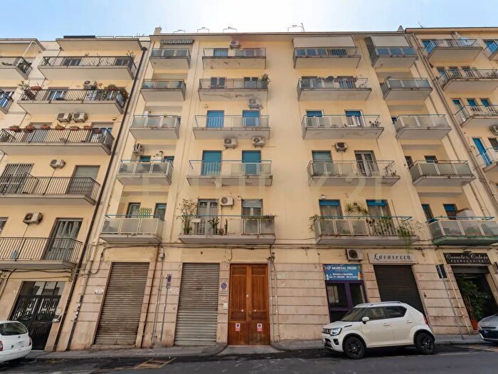 Appartamento quadrilocale in affitto in Via Genova, Catania