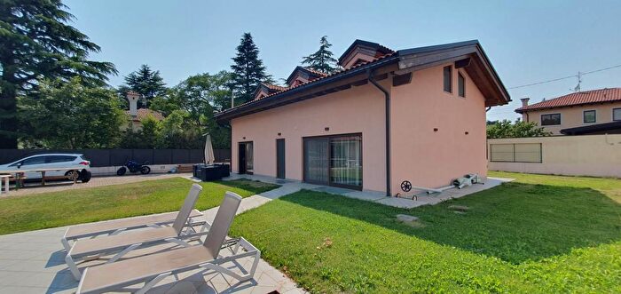 Casa con 10 locali in vendita in Via del Calcare, Trieste