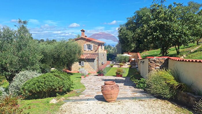 Casa con 5 locali in vendita in Via delle Sapule, Scansano