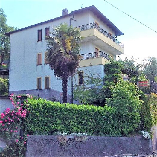 Casa con 14 locali in vendita in Mello