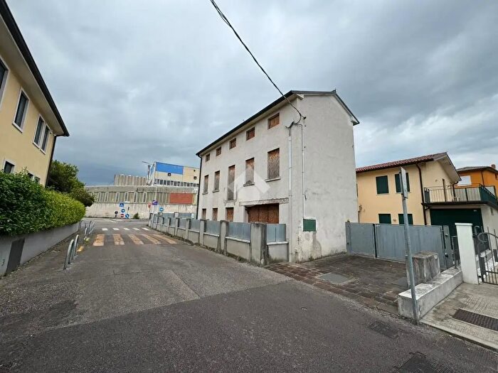 Casa con 6 locali in vendita in Viale Martiri della Libertà, Schio