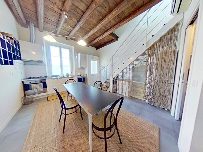 Appartamento trilocale in affitto in Alzaia Naviglio Grande, Navigli Darsena, Milano