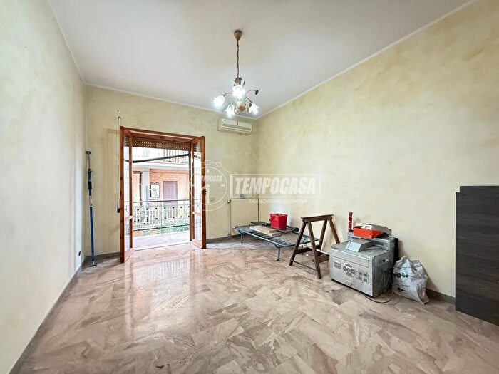 Appartamento trilocale in vendita in Via Rescaldina, Roma