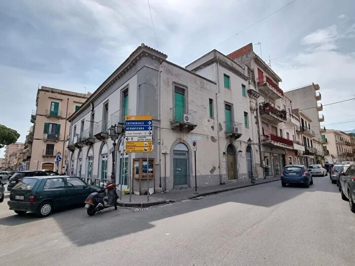 Appartamento con 6 locali in vendita in Via Umberto I, Barcellona Pozzo Di Gotto