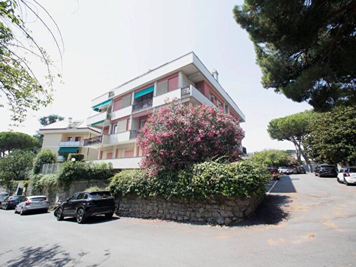 Appartamento trilocale in affitto in Via Siena, Albaro, Genova