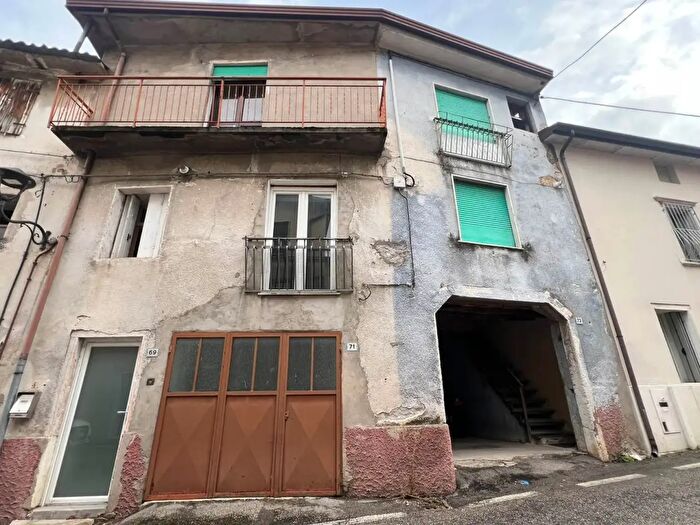 Casa con 6 locali in vendita in Chiampo