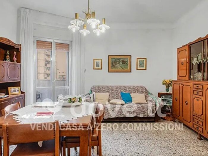 Appartamento trilocale in vendita in Via Lago di Como, Taranto