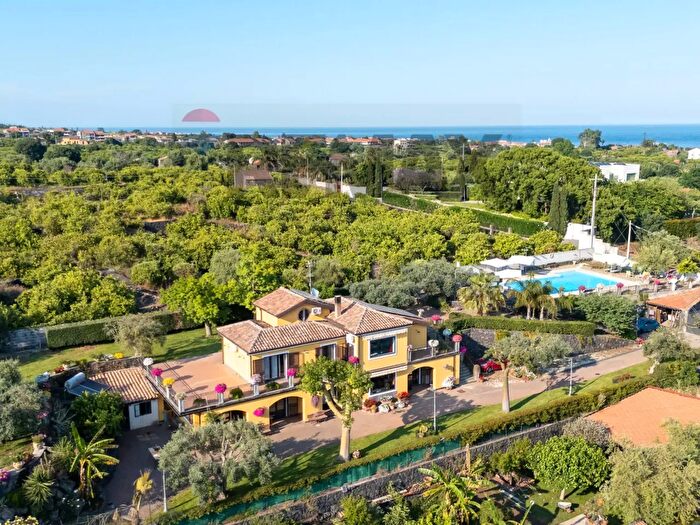 Casa con 10 locali in vendita in Via Carini, Acireale