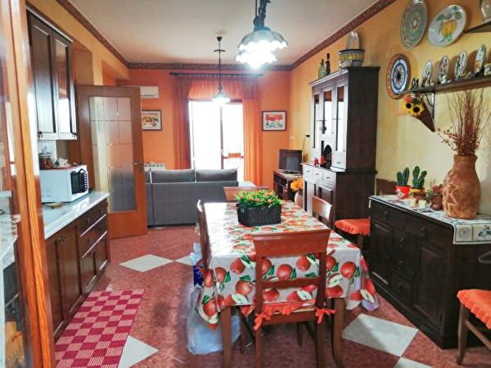 Appartamento con 5 locali in vendita in Via Firenze, Acireale