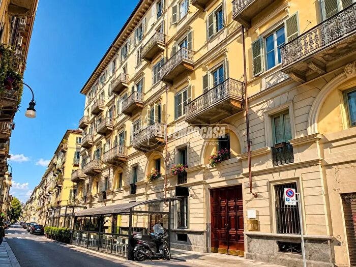 Appartamento trilocale in vendita in Via della Rocca Simone, Torino