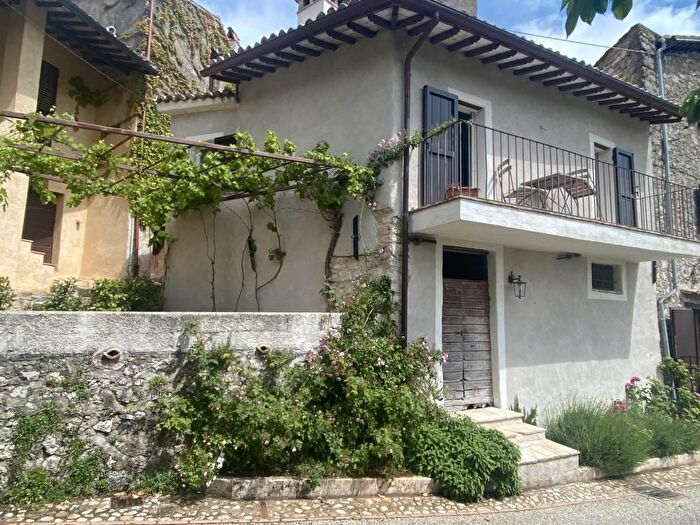 Casa con 6 locali in vendita in Spoleto