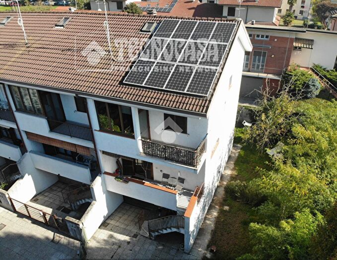 Casa quadrilocale in vendita in Via Madonna Assunta, Bareggio