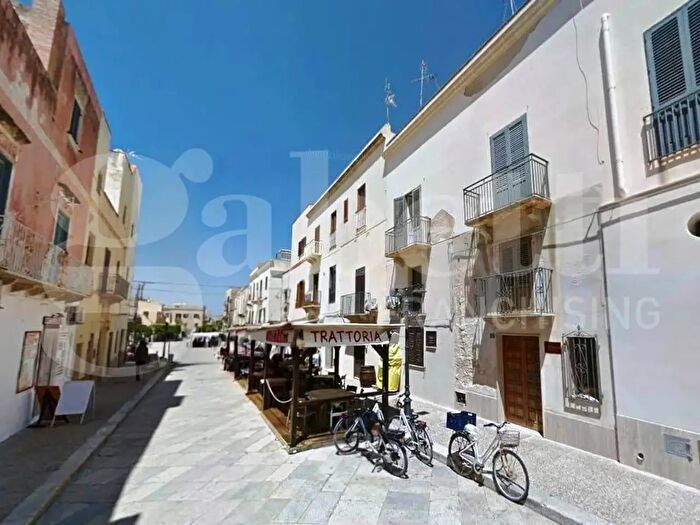 Appartamento quadrilocale in vendita in Via Nicotera, Favignana