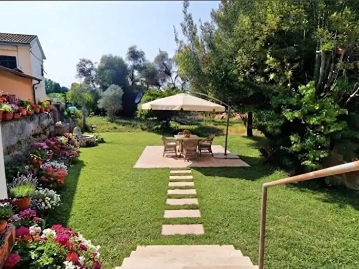 Casa con 5 locali in vendita in Luni