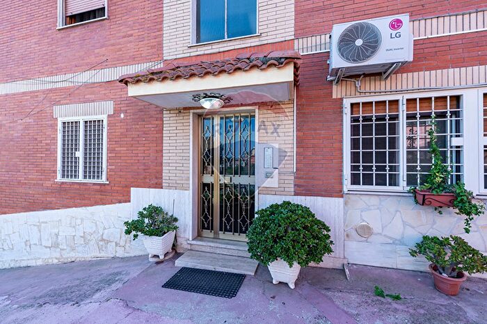 Appartamento trilocale in vendita in Via Notaresco, Roma