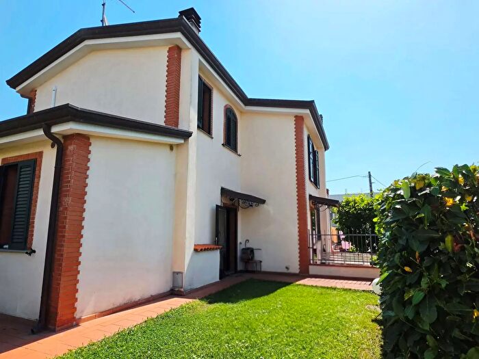 Casa con 6 locali in vendita in Sarzana