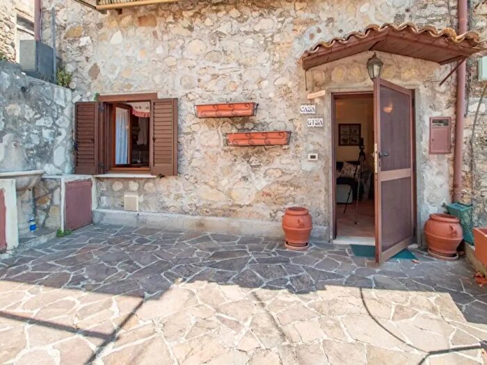 Casa quadrilocale in vendita in Via Paterno, Castel Sant'Angelo