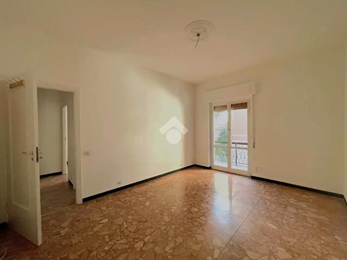 Appartamento con 6 locali in vendita in Via Giovanni Carbone, Genova