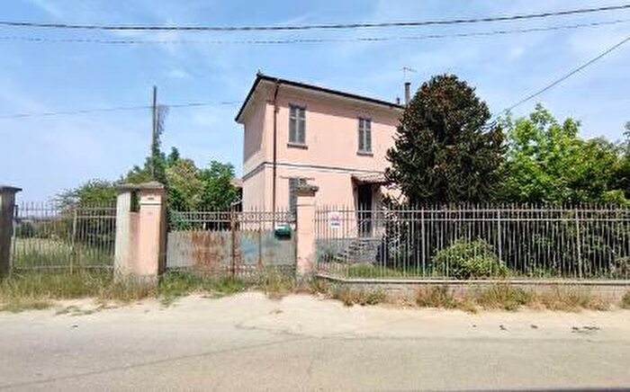 Casa con 7 locali in vendita in Broni