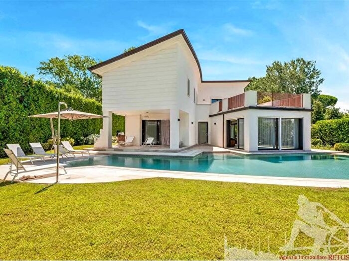 Casa con 6 locali in affitto in Vittoria Apuana, Forte dei Marmi