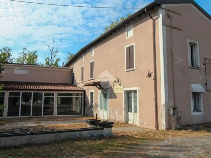 Casa con 10 locali in vendita in Via Borgosatollo, Ghedi