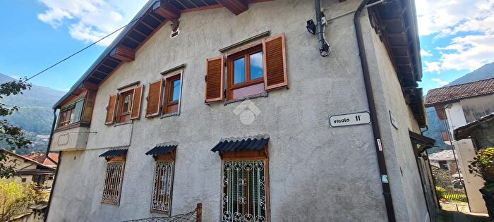 Casa con 8 locali in vendita in Via Santa Cristina, Ceres