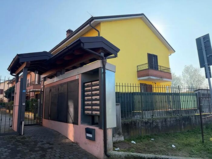 Casa con 8 locali in vendita in Via Martiri della Resistenza, Casalpusterlengo