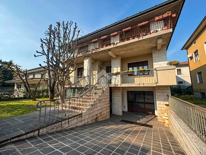 Casa con 7 locali in vendita in Via Leopardi, Bagnolo Mella