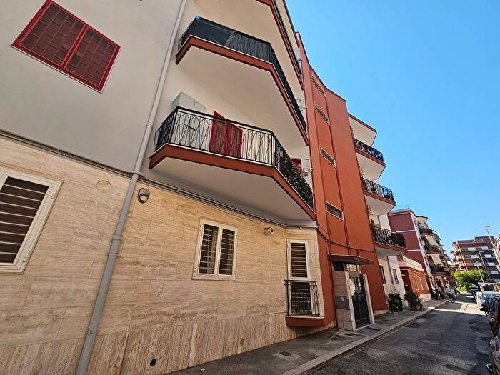 Appartamento trilocale in affitto in Via Giulio Petroni, Poggiofranco, Bari