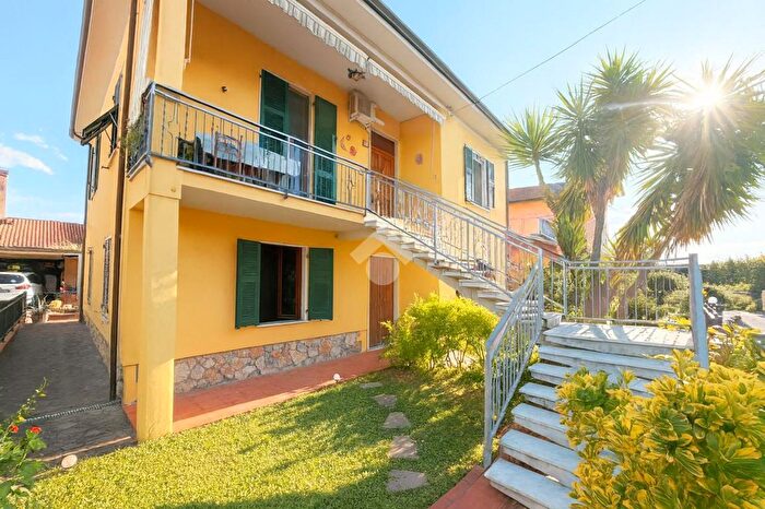 Casa quadrilocale in vendita in Via Mario Giannini, Santo Stefano Di Magra