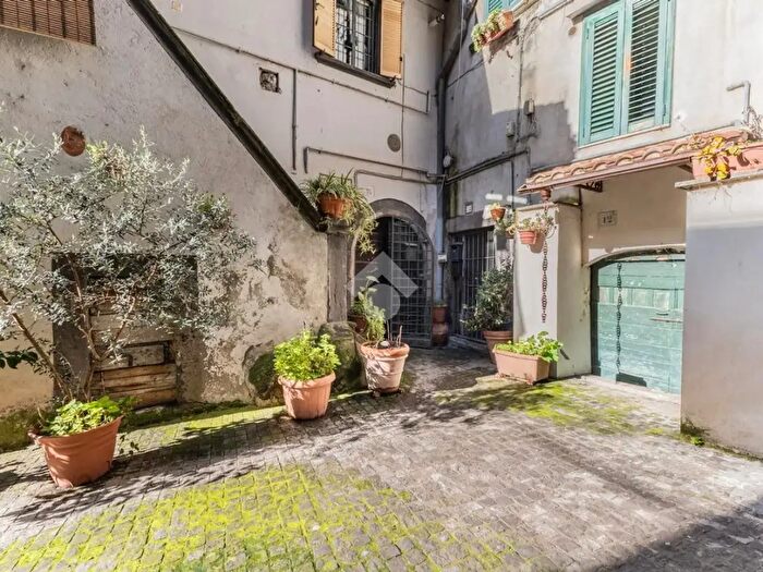 Appartamento con 5 locali in vendita in Vicolo del Paradiso, Vetralla