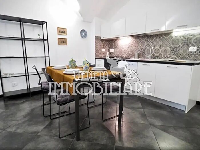 Appartamento trilocale in affitto in Piazza dell'Agnello, Genova
