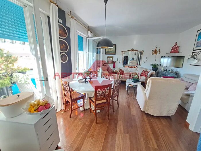 Appartamento trilocale in vendita in Asilo Nido Delfino, Venezia